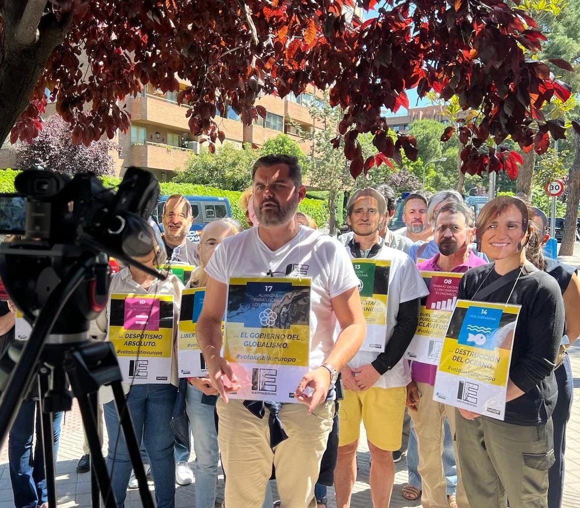 LOS 17 ANTI-ODS DESFILAN CONTRA EL CLUB BILDERBERG